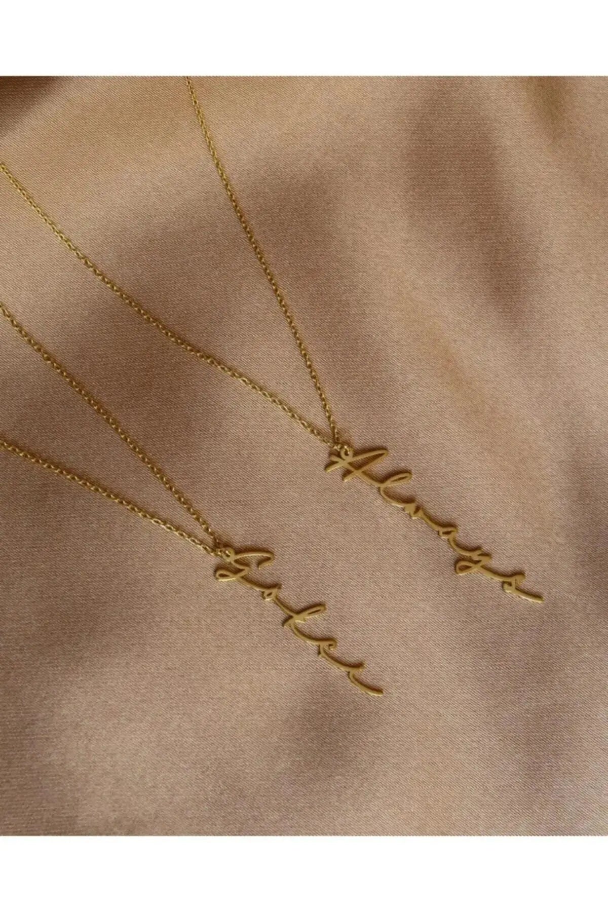 Kişiye Özel El Yazılı Dikey İsimli Kolye