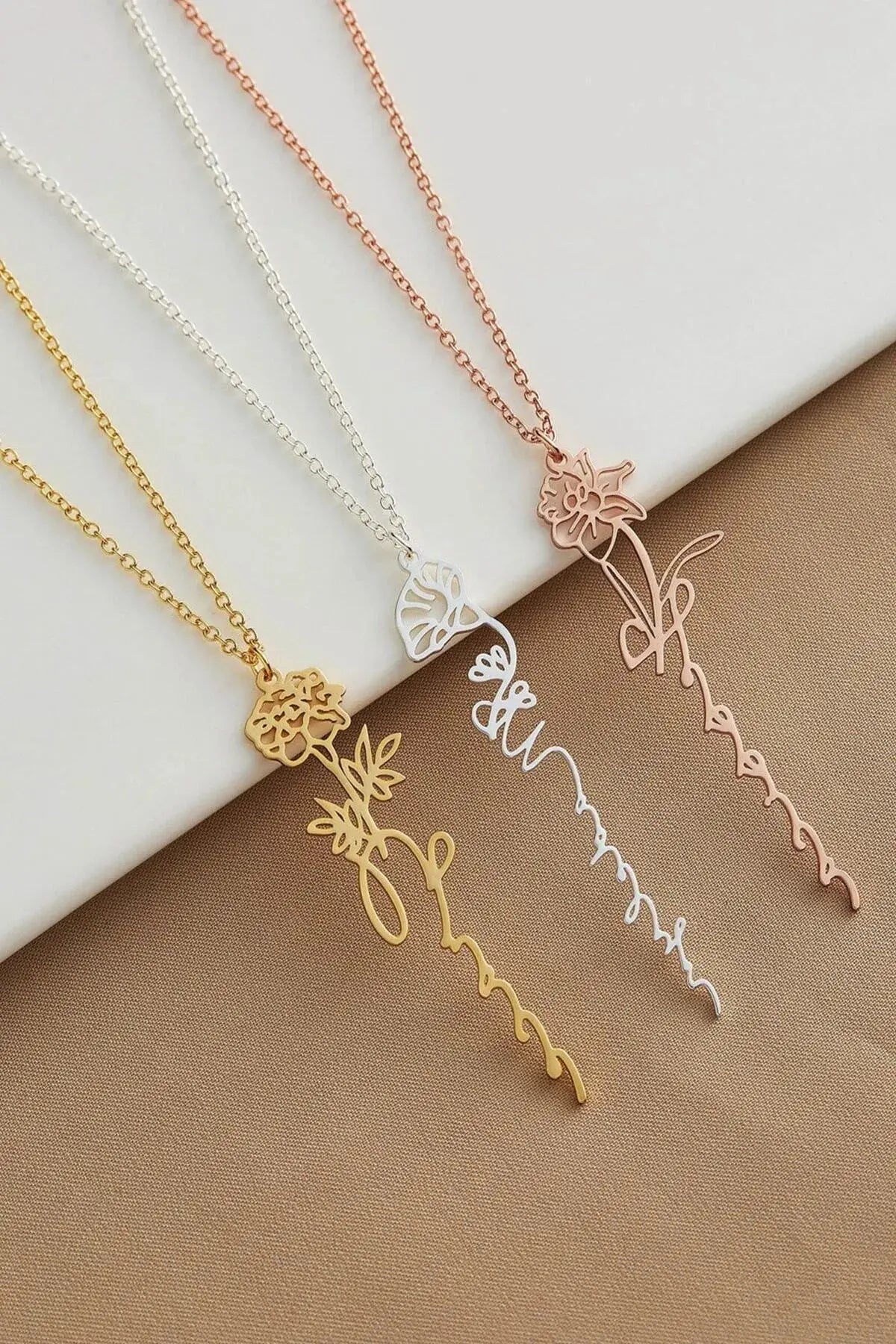 Gül Figürlü Dikey Isimli Kolye