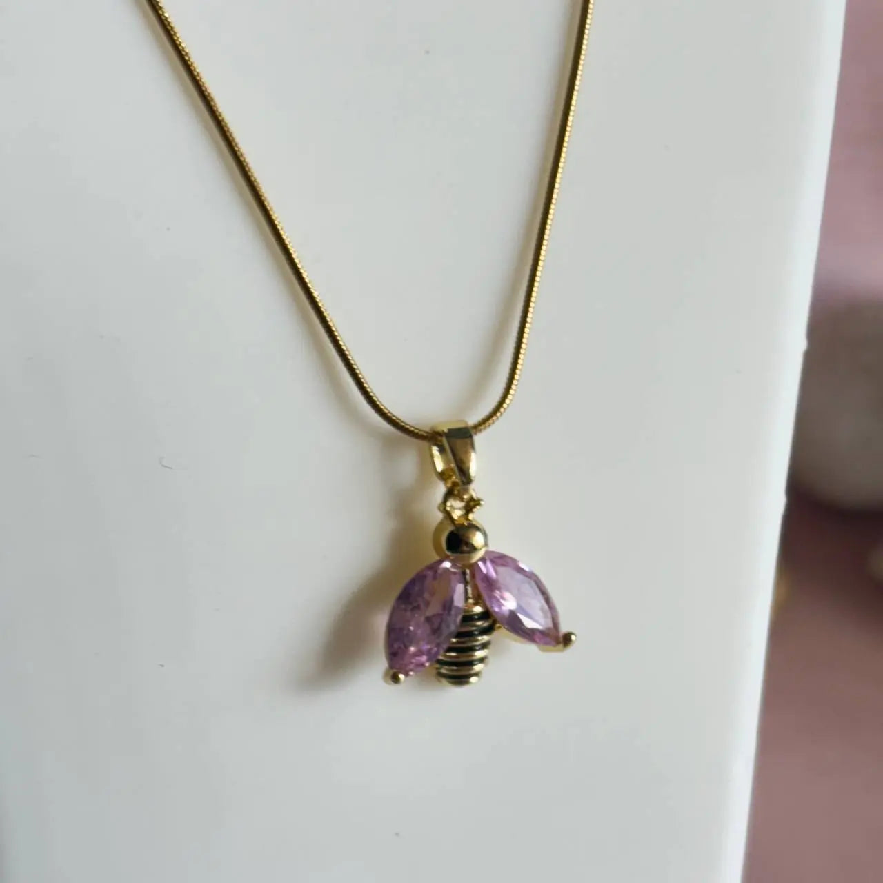 Arı Figürlü Kolye