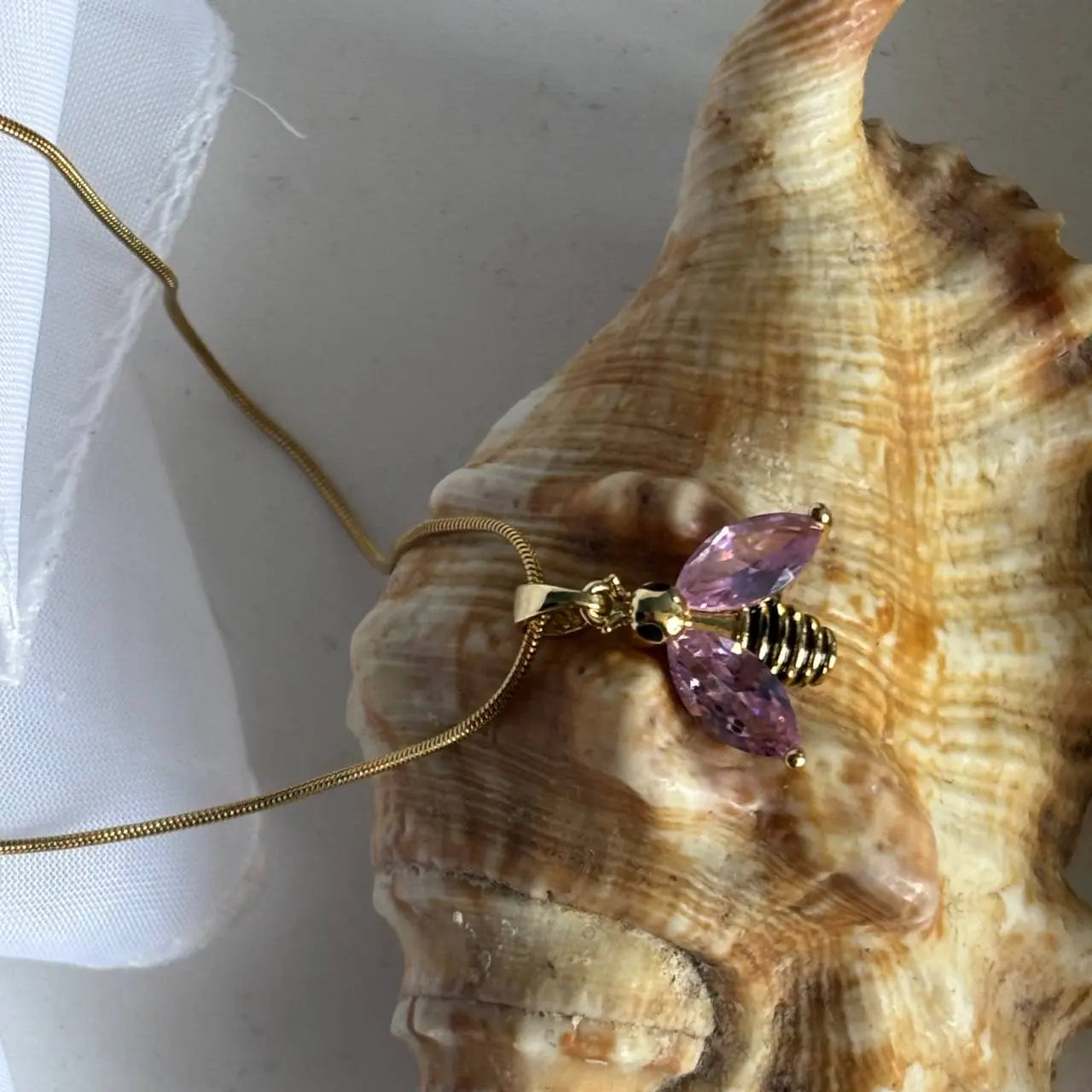 Arı Figürlü Kolye