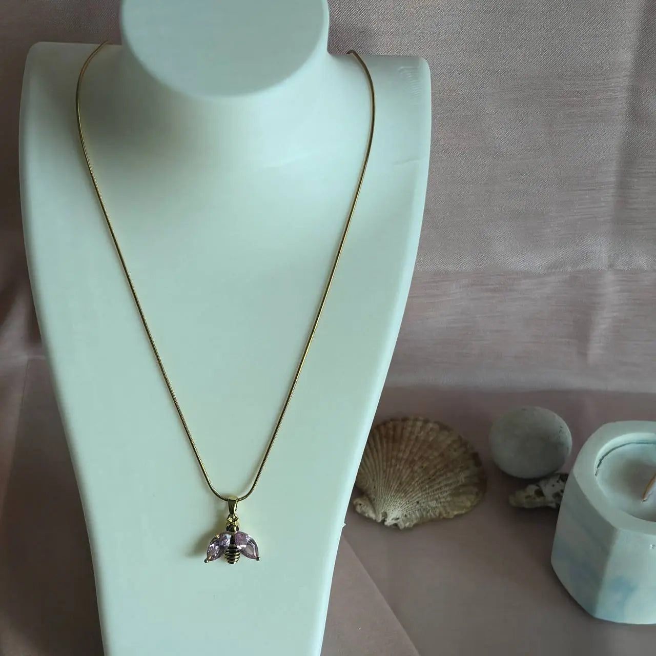 Arı Figürlü Kolye