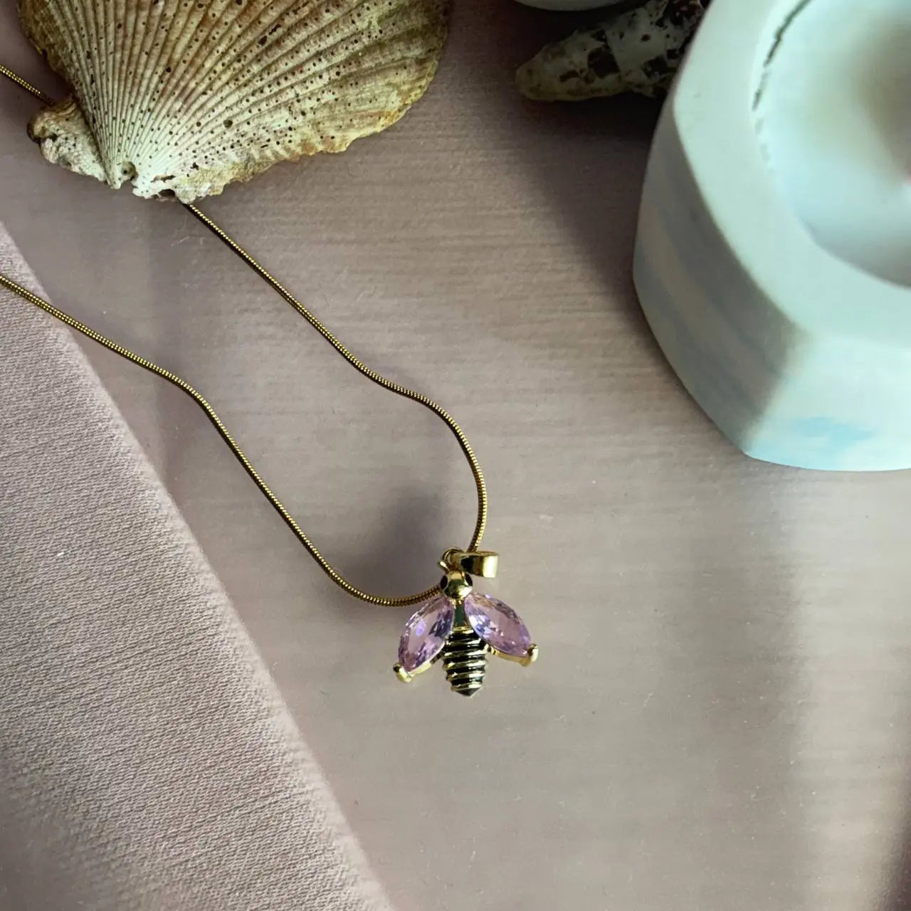 Arı Figürlü Kolye