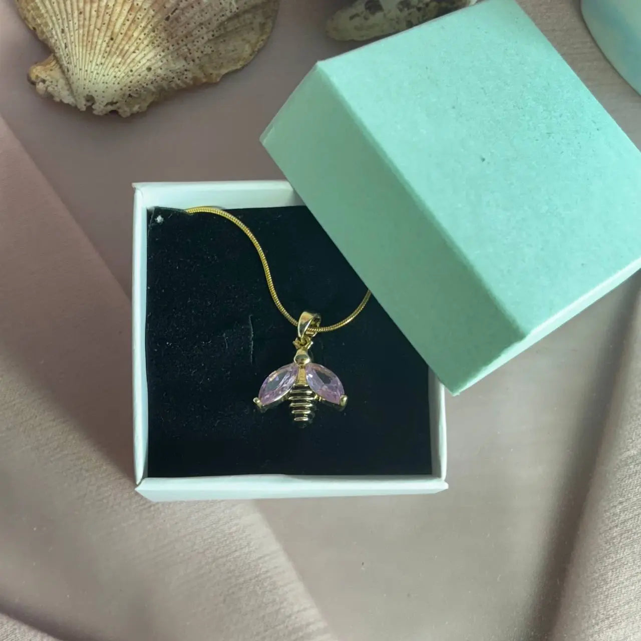 Arı Figürlü Kolye